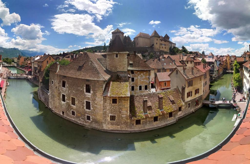 een luchtzicht op een stad met een rivier bij Appartement La Belle View in Annecy