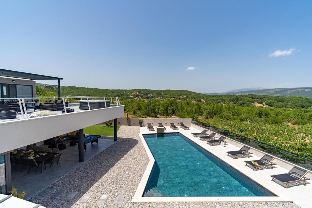 Bazén v ubytování NEW! Luxury Villa Madre with 5 en-suite bedrooms, heated 72sqm Mineral pool, Whirlpool, outdoor Gym, Playground nebo v jeho okolí