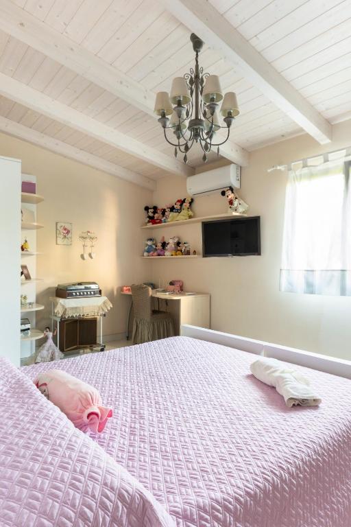 Televízia a/alebo spoločenská miestnosť v ubytovaní Le Pendici Casa Vacanze