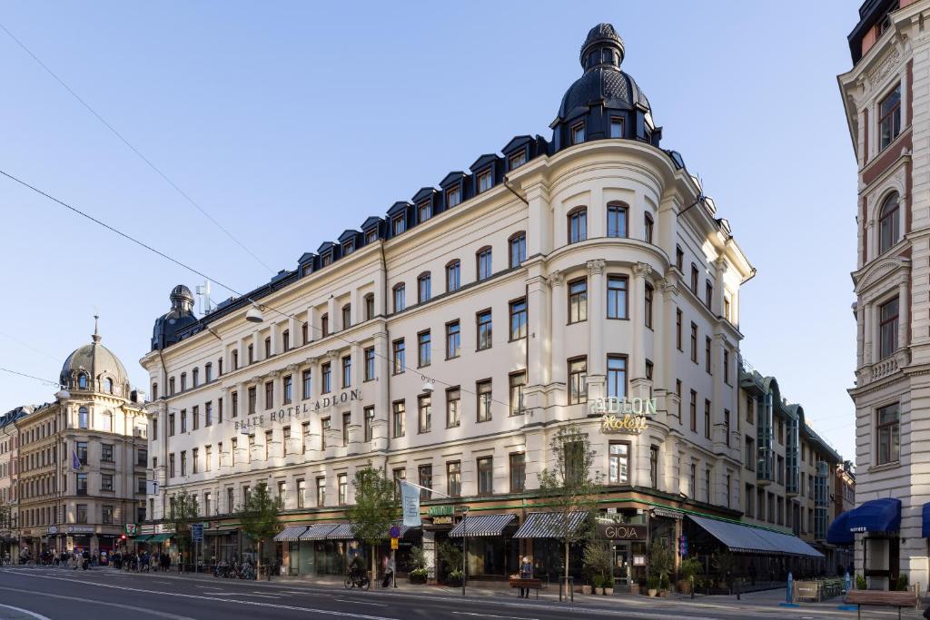 un gran edificio blanco al lado de una calle en Elite Hotel Adlon, en Estocolmo