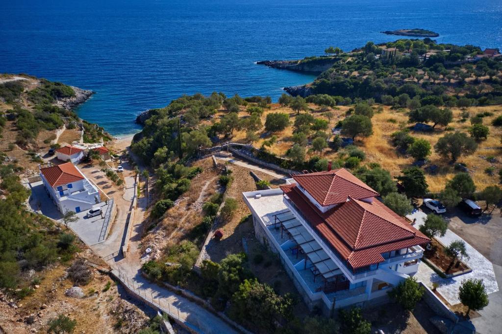 eine Luftansicht eines Hauses mit rotem Dach in der Unterkunft Mikro Nisi Studios in Agios Nikolaos