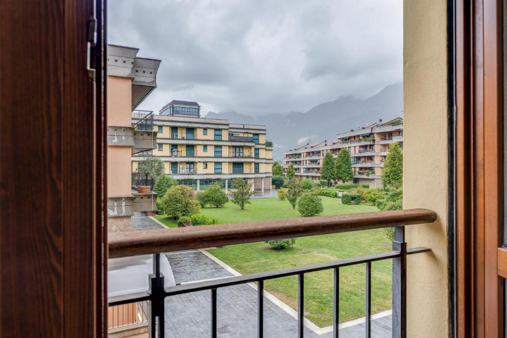 - une vue depuis le balcon d'un bâtiment dans l'établissement Il Broletto Apartment - Affitti Brevi Italia, à Lecco