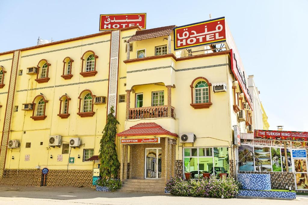 un edificio con un hotel al lado de una calle en OYO 140 Al Musafir Hotel en Barka