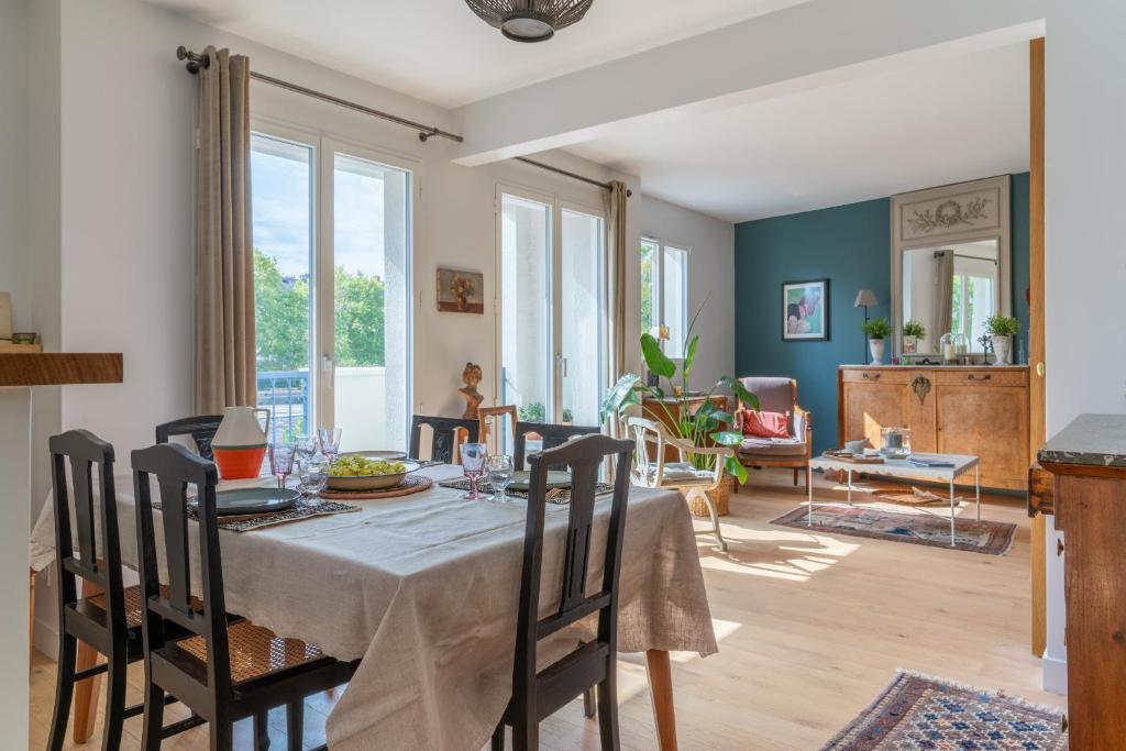 a dining room with a table and chairs at Appartement proche centre ville et face a l Erdre in Nantes