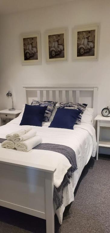 Postel nebo postele na pokoji v ubytování Naps Inn