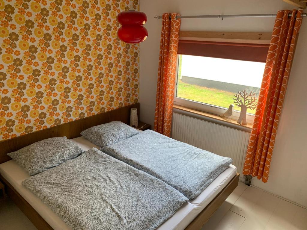 Stryck的住宿－Kreatives Ferienhaus in Willingen Sauerland nähe Winterberg，一间小卧室,配有床和窗户