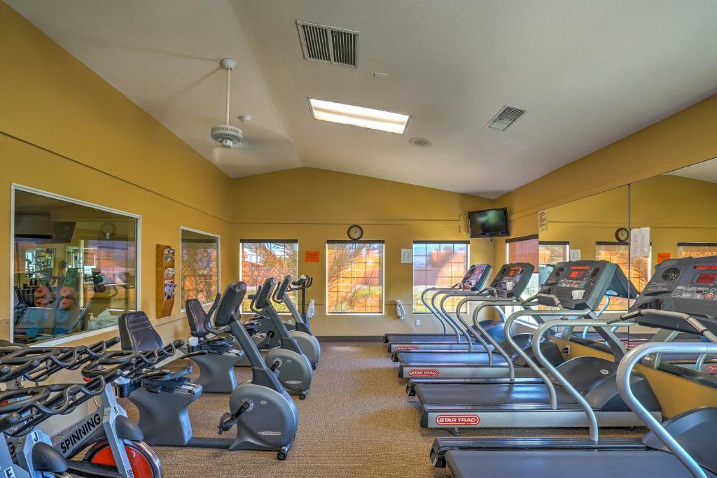 Fitness centrum a/nebo fitness zařízení v ubytování 2 Mi to Coachella Indio Home with Fire Pit!