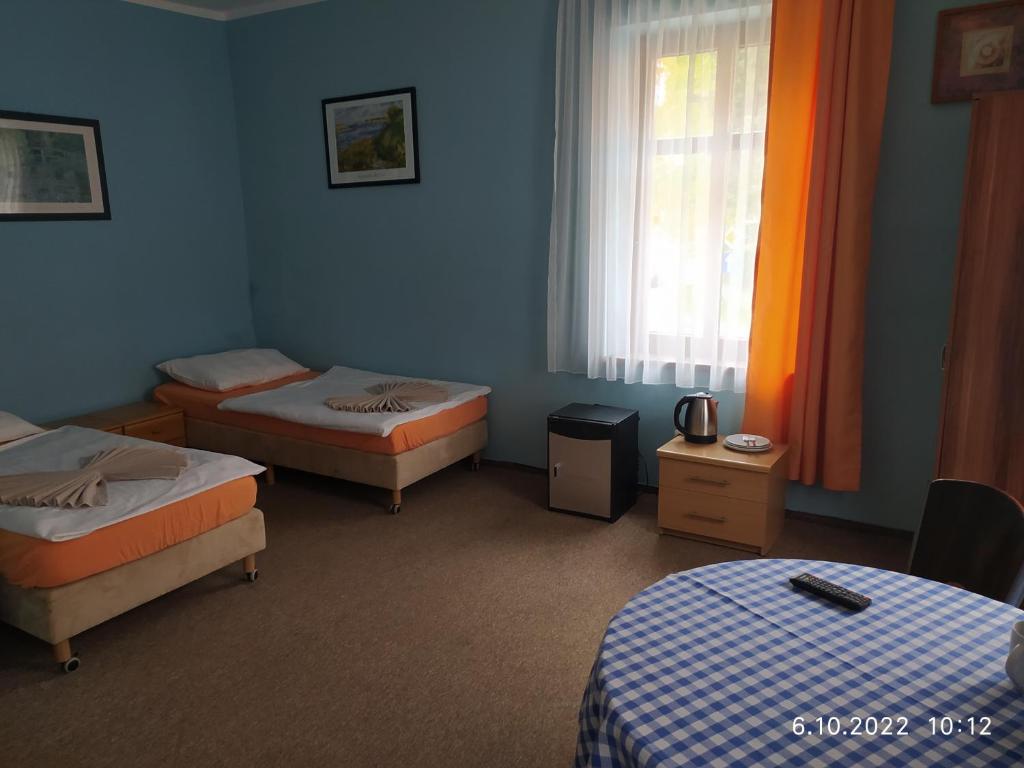 Habitación con 2 camas y ventana en Rodar en Boguszów-Gorce