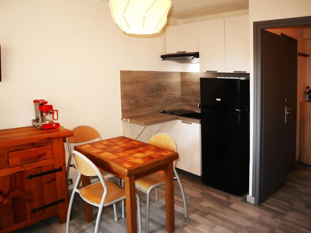 Appartement Les Orres, 1 pièce, 4 personnes - FR-1-322-334にあるキッチンまたは簡易キッチン