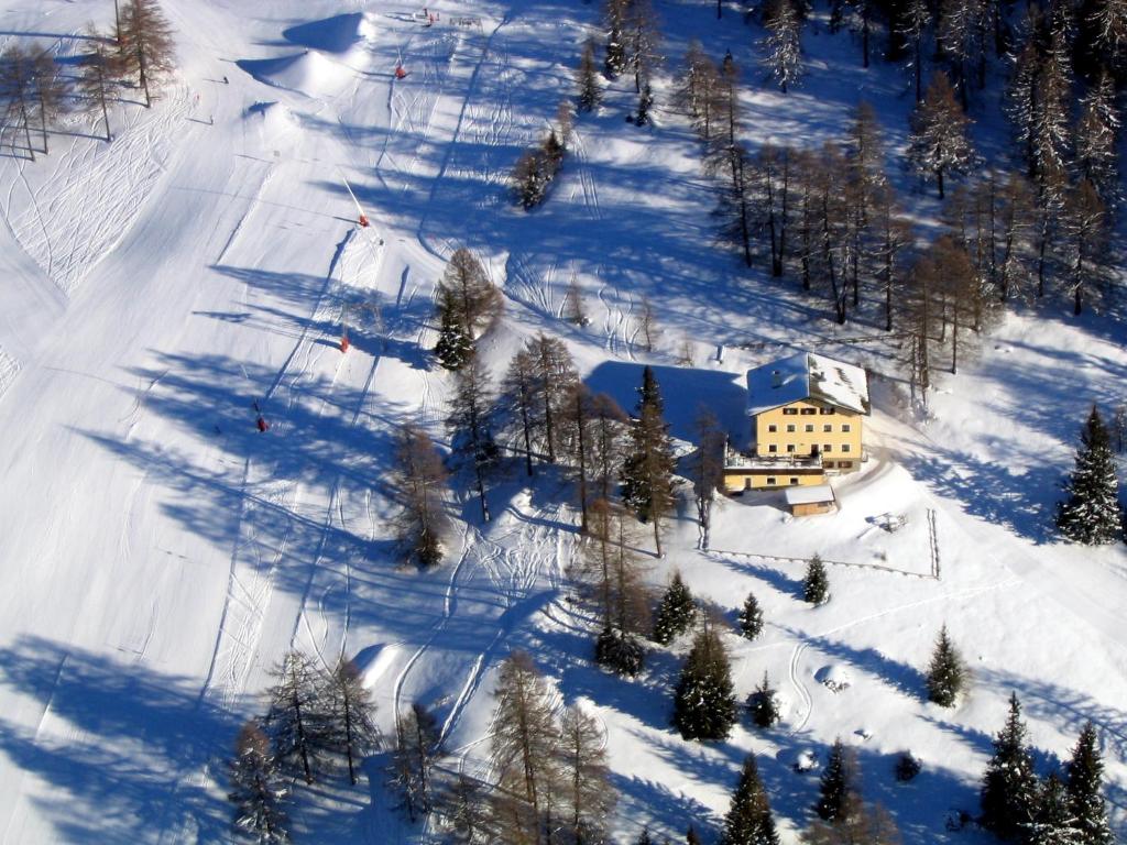 Skihütte Zams v zimě