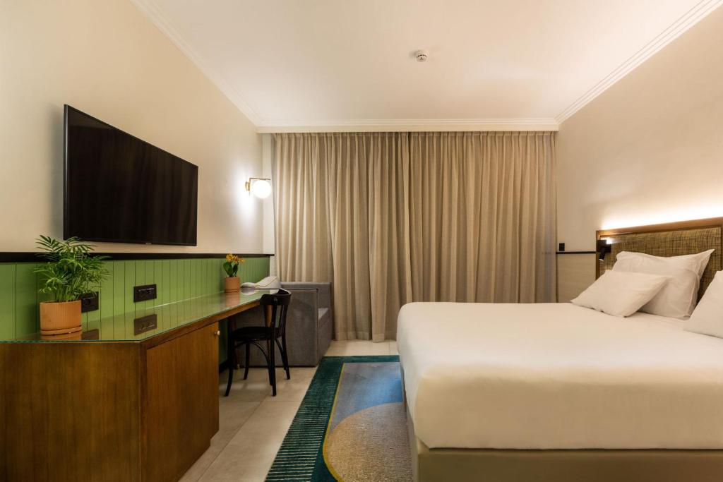 Postel nebo postele na pokoji v ubytování Ramat Rachel Resort