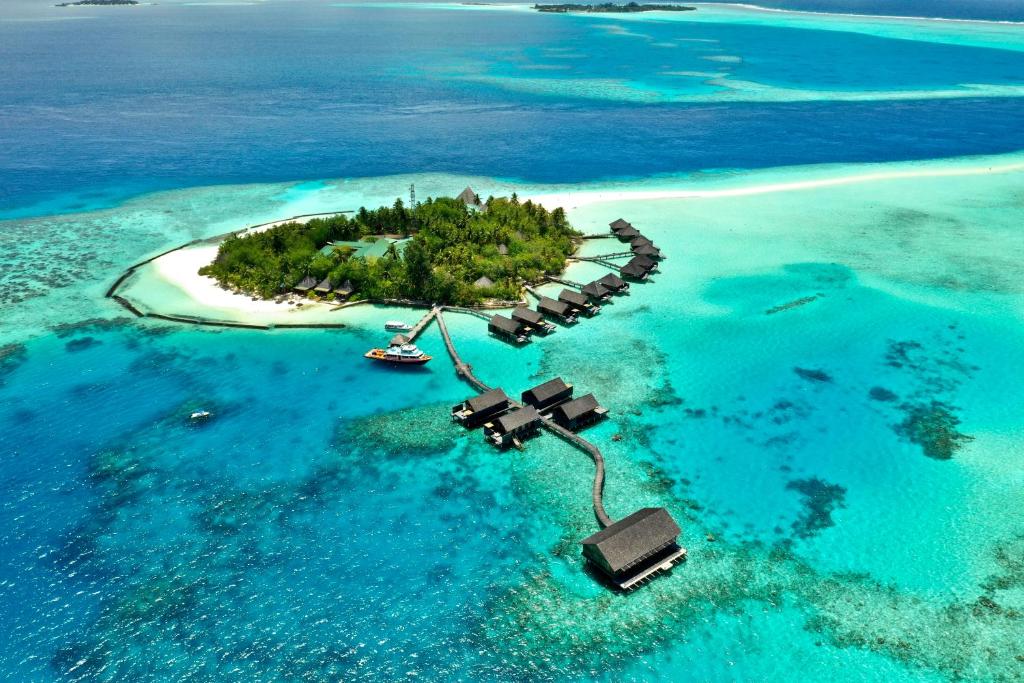 una isla en el océano con un barco en ella en Gangehi Island Resort & Spa, en Gangehi