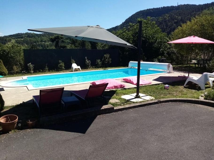 Bazén v ubytovaní Gîte "Le temps d'une pause" terrasse et piscine alebo v jeho blízkosti