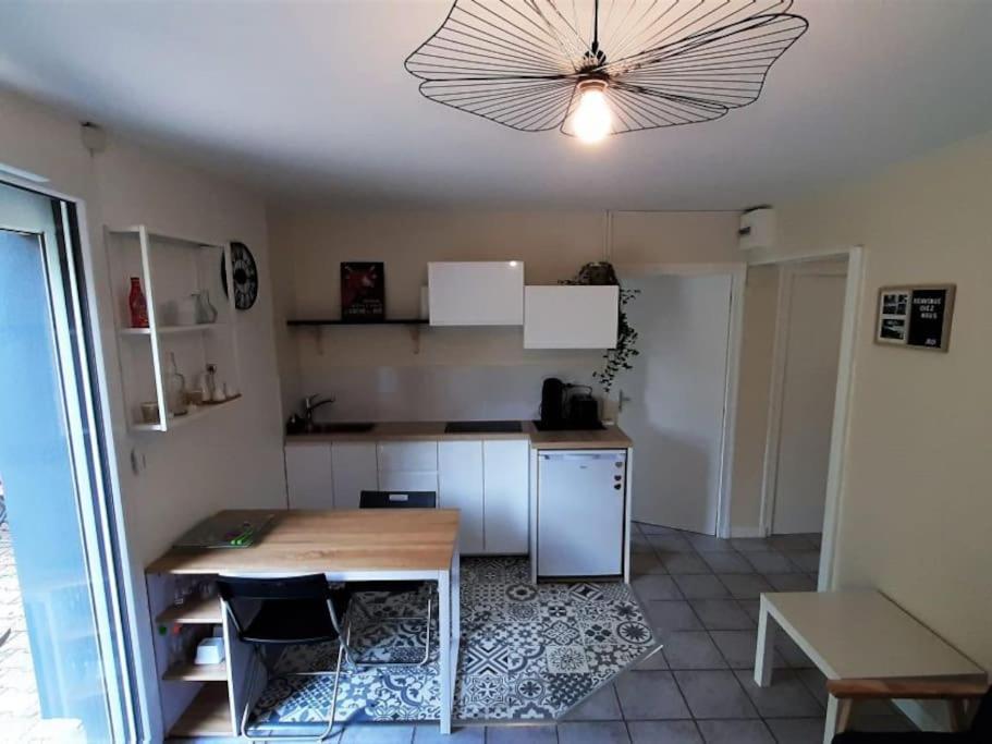 Kuchyňa alebo kuchynka v ubytovaní Gîte "Le temps d'une pause" terrasse et piscine