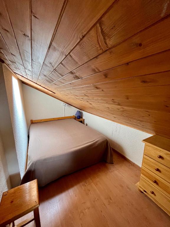 Posteľ alebo postele v izbe v ubytovaní RISOUL - Les Airelles - 6 à 8 couchages - Rue principale/ commerçante