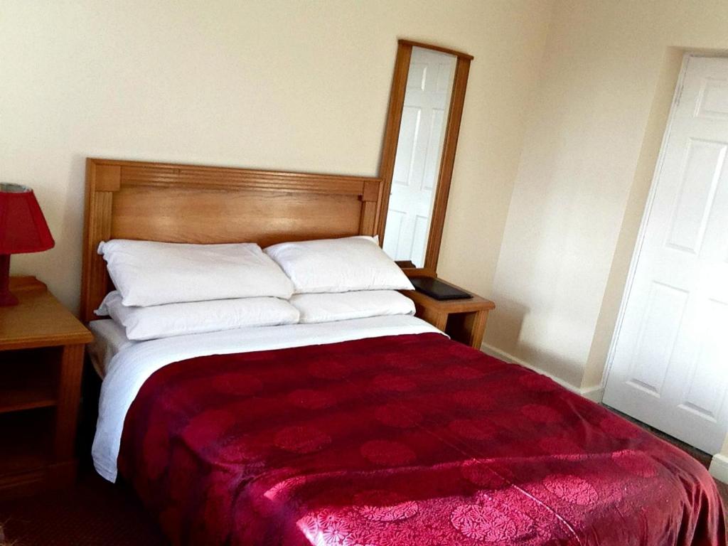 Postel nebo postele na pokoji v ubytování Westgate House B&B Strokestown
