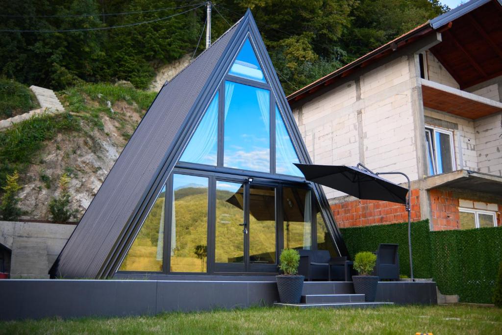 una casa de cristal con una ventana en forma de pirámide en Unique Lake House Paradiso, en Zvornik