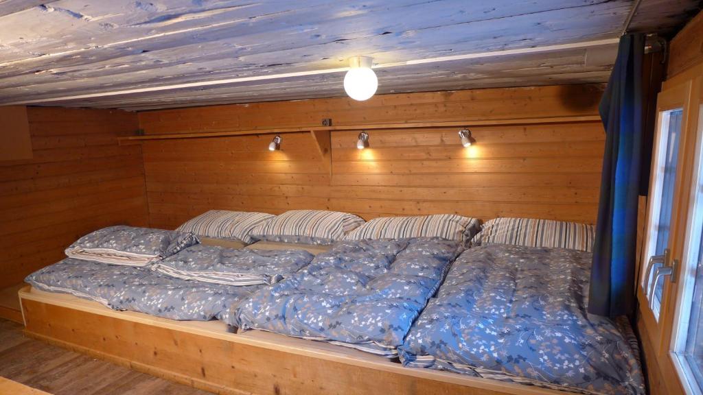 Ein Bett oder Betten in einem Zimmer der Unterkunft Hami