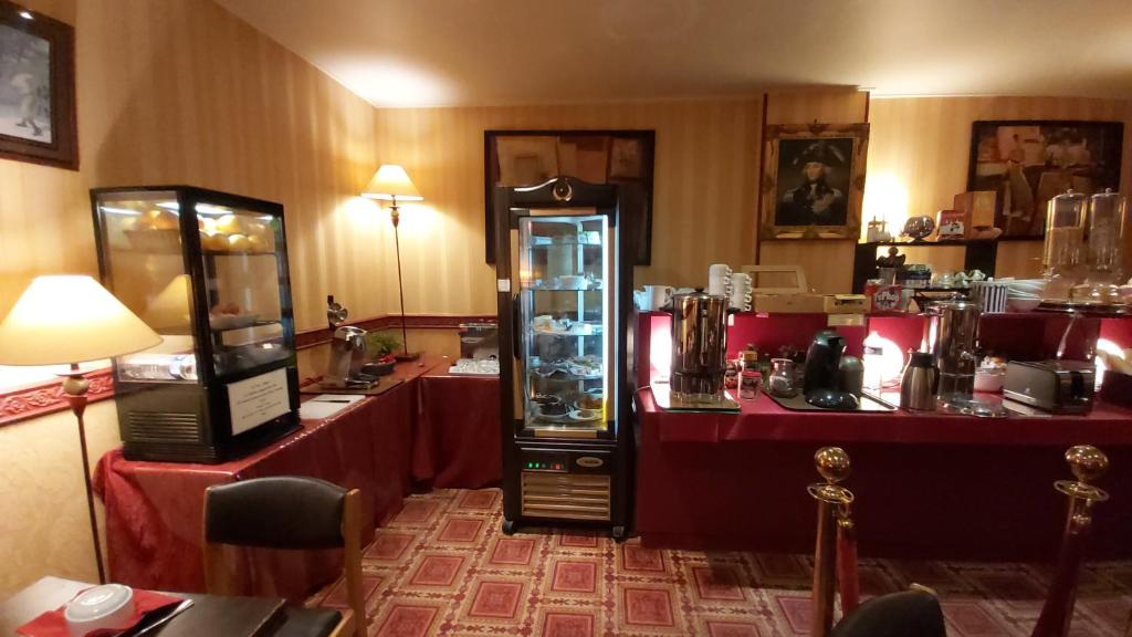 Kuchyň nebo kuchyňský kout v ubytování Hôtel 1er Consul Rouen