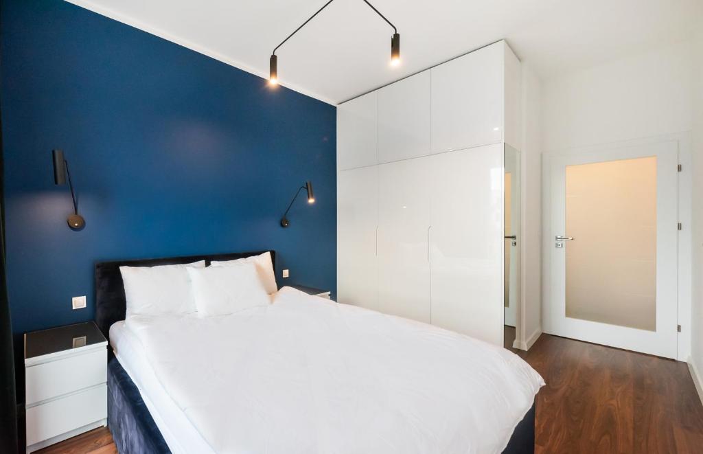 Posteľ alebo postele v izbe v ubytovaní Navy Blue Apartment
