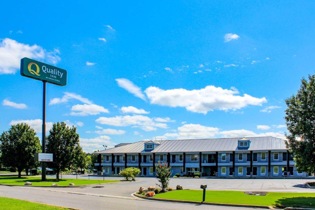 Quality Inn Scottsboro US/72-Lake Guntersville Area في سكوتسبورو: مبنى امامه لافته على الشارع