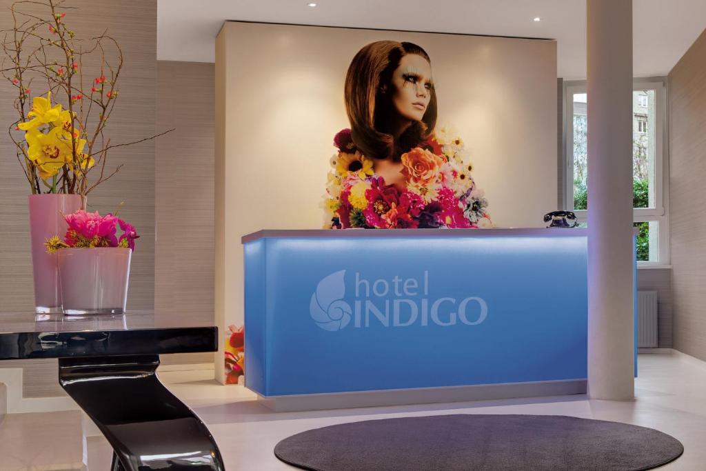 ein Zeichen für einen Friseursalon mit einem Bild einer Frau in der Unterkunft Hotel Indigo - Dusseldorf - Victoriaplatz, an IHG Hotel in Düsseldorf