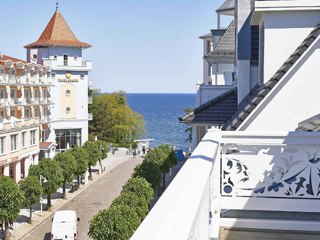 a balcony with a view of a street and the ocean at Villa "Johanna" Sellin - Penthouse "Nautilus" mit Sauna und umlaufendem Balkon in Ostseebad Sellin