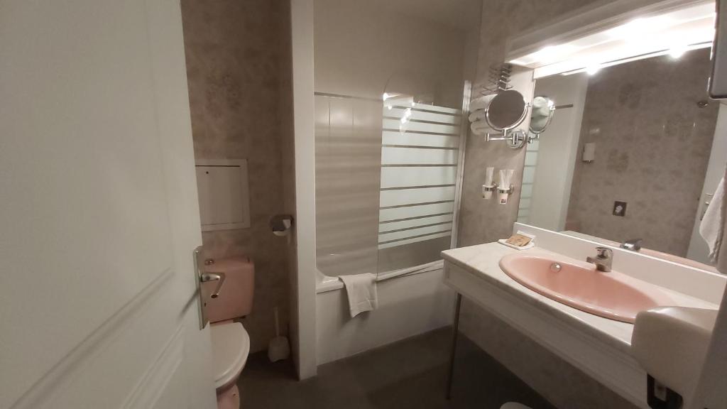 Koupelna v ubytování Hôtel 1er Consul Rouen