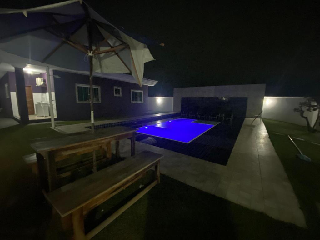 Der Swimmingpool an oder in der Nähe von casa de praia com piscina e hidromassagem