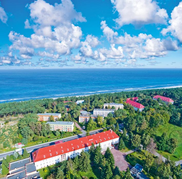 Vue aérienne d'une école près de l'océan dans l'établissement Rewita Rogowo k Kołobrzegu, à Rogowo