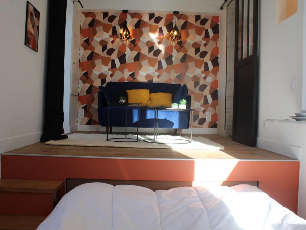 Een bed of bedden in een kamer bij Appartement La Rochelle, 1 pi&egrave;ce, 3 personnes - FR-1-246-590