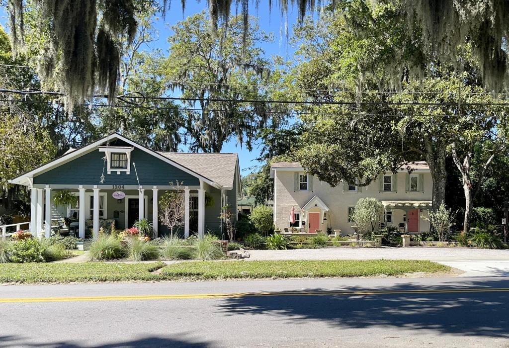 uma casa ao lado de uma rua em Magnolia Court Suites em Beaufort