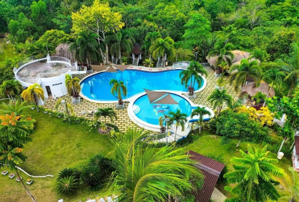 IgcauayanにあるRedDoorz @ Marceily Point Resort Guimarasのリゾート内のスイミングプールの空中ビュー