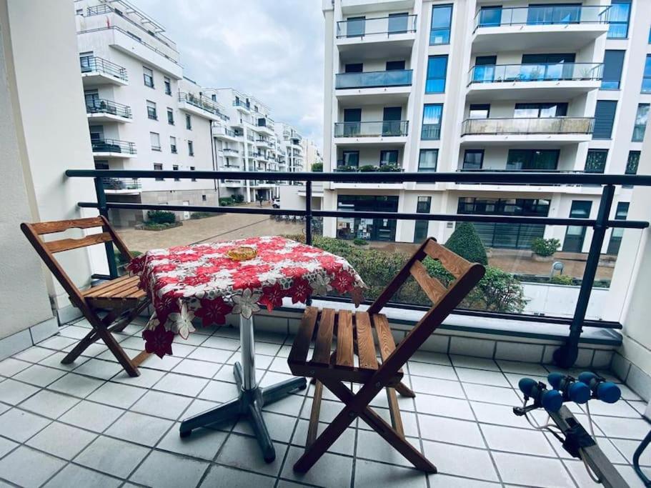 Balkon lub taras w obiekcie CityCosy ORANGERIE Strasbourg Appartement 2 pièces en face de parc de L'Orangerie avec un parking souterrain compris