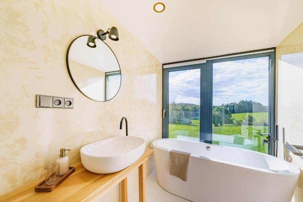 bagno con ampia vasca e specchio di Kamenka U Babi a Hazlov
