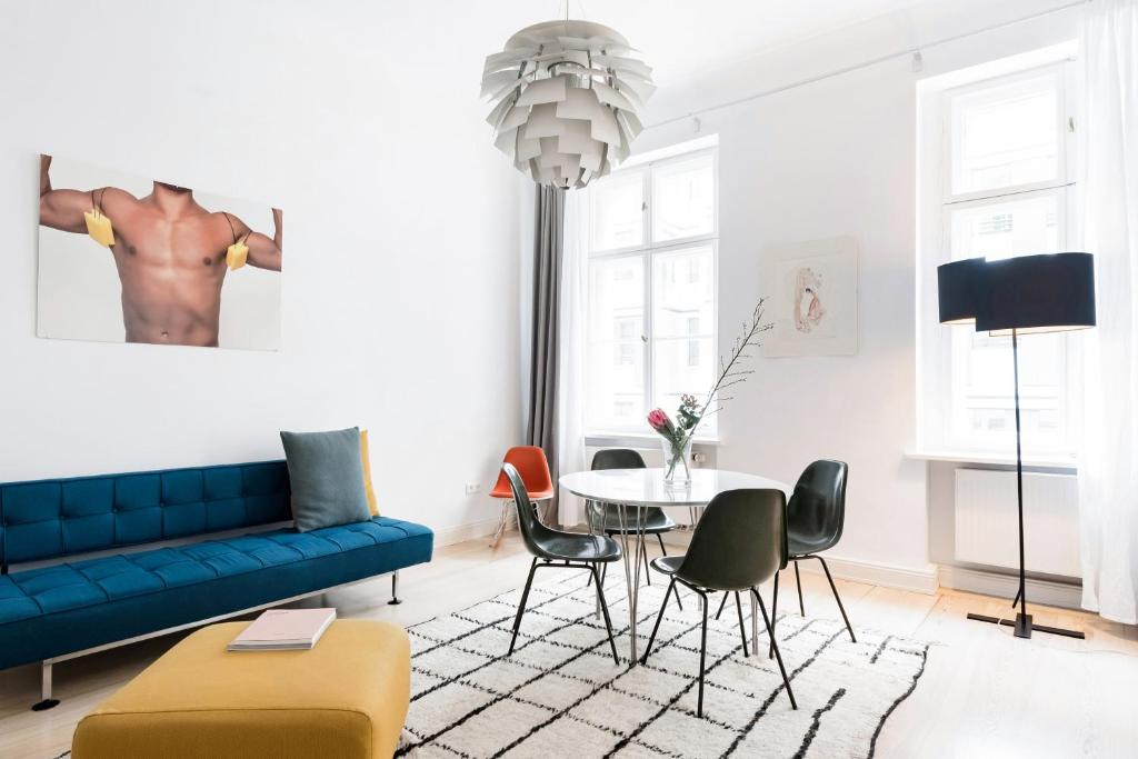 ベルリンにあるLuxury 2 Bedroom apartment in the heart of Mitte, Berlinのリビングルーム(青いソファ、テーブル付)