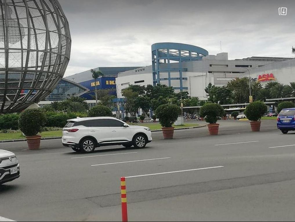 Staycation Condo at MOA with Jacuzzi amenities 327