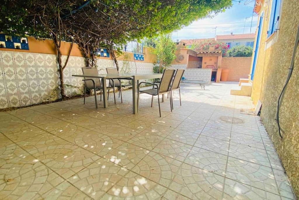 Patio alebo iná vonkajšia časť ubytovania Villa Chantal proche centre ville / Piscine / Clim / Parking