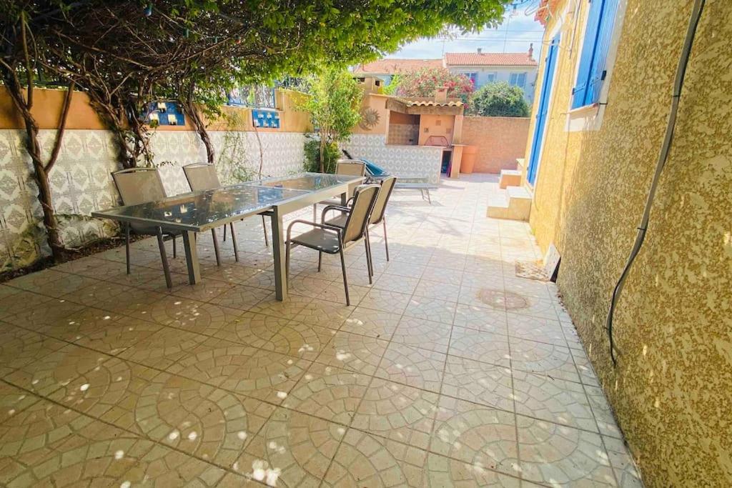 Patio alebo iná vonkajšia časť ubytovania Villa Chantal proche centre ville / Piscine / Clim / Parking