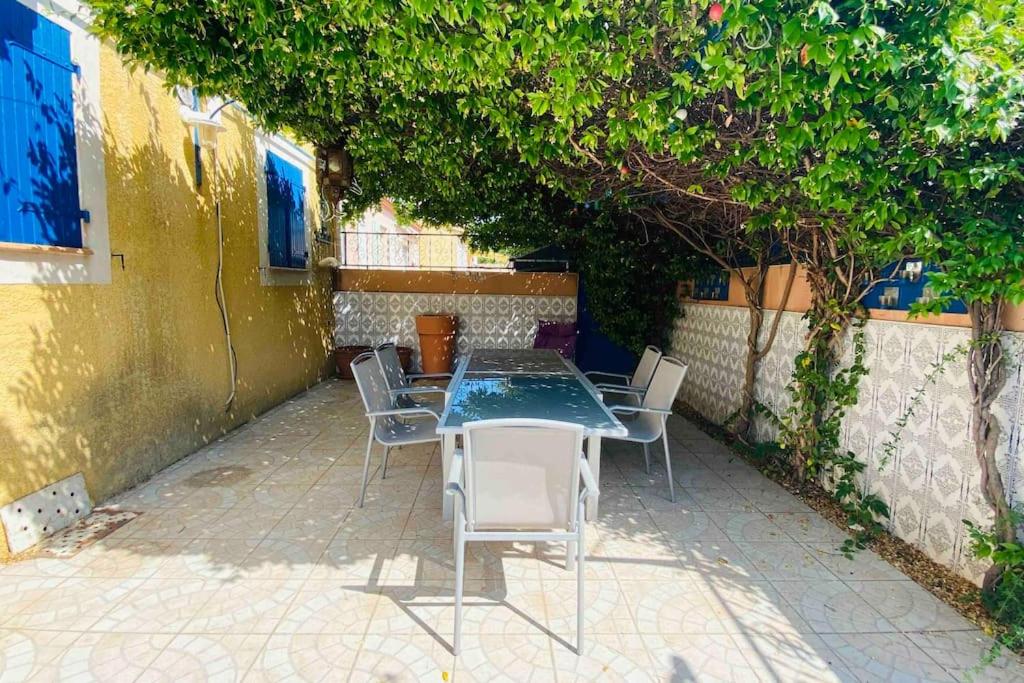 Patio alebo iná vonkajšia časť ubytovania Villa Chantal proche centre ville / Piscine / Clim / Parking