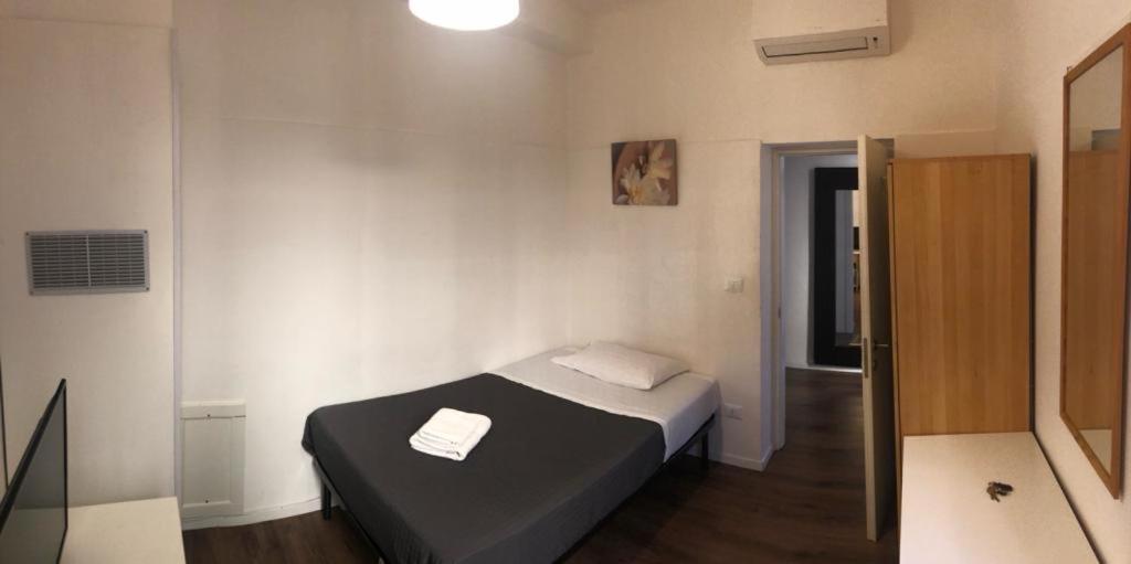 1 dormitorio pequeño con 1 cama en una habitación en SAN FELICE ROOMS en Bolonia