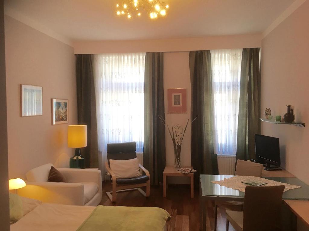 ein Wohnzimmer mit einem Sofa und einem Tisch in der Unterkunft Apartment Philadelphia Vienna in Wien