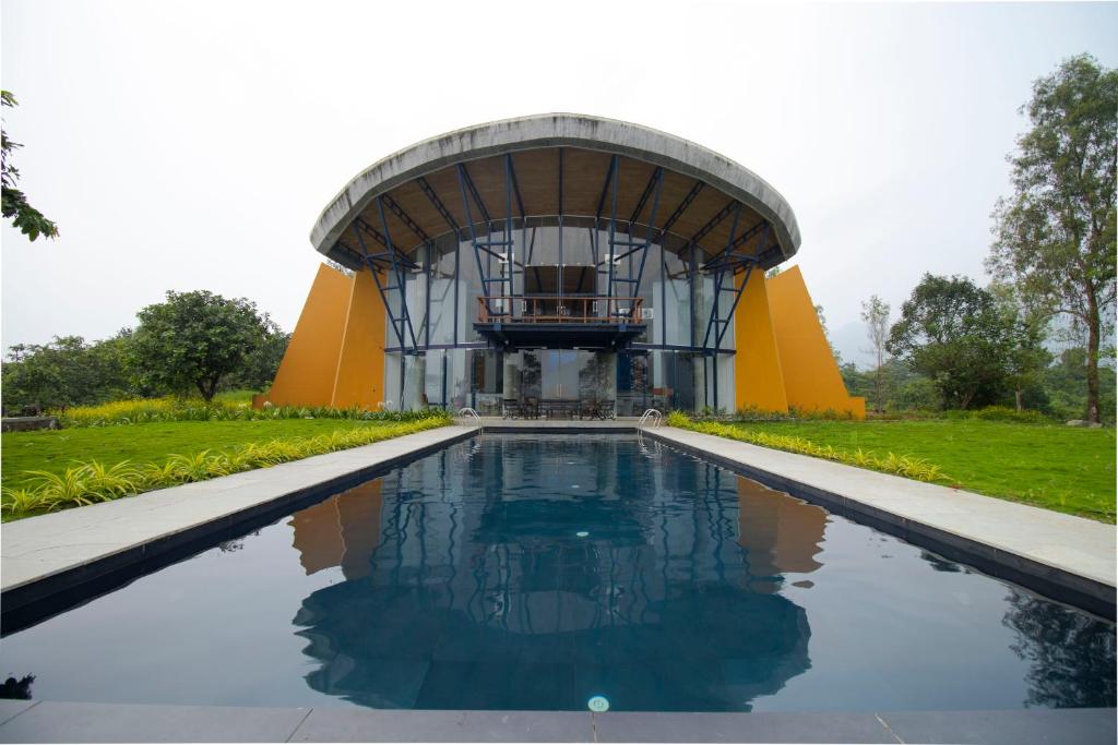 Bazén v ubytování SaffronStays Solasta, Mulshi - infinity pool villa with Mulshi Dam views nebo v jeho okolí