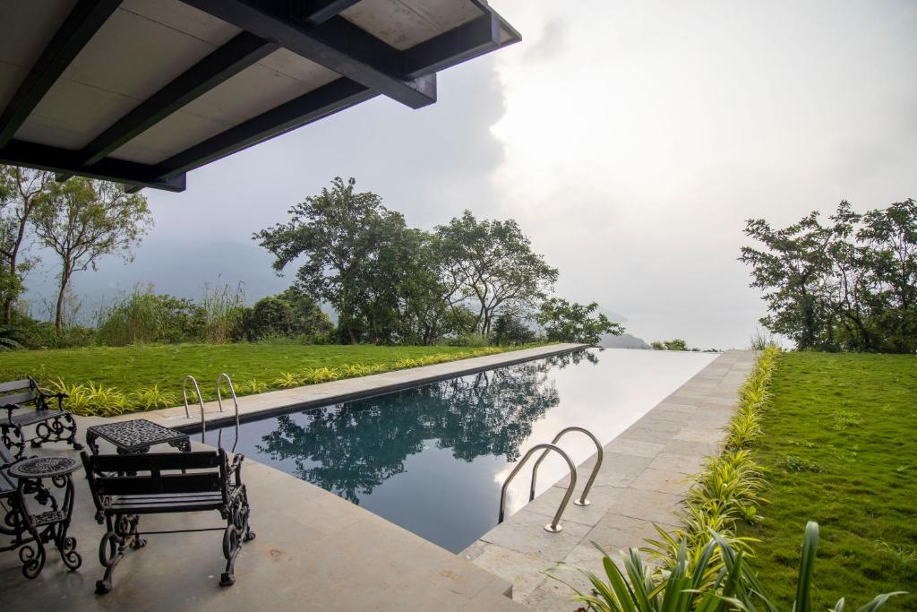 สระว่ายน้ำที่อยู่ใกล้ ๆ หรือใน SaffronStays Solasta, Mulshi - infinity pool villa with Mulshi Dam views