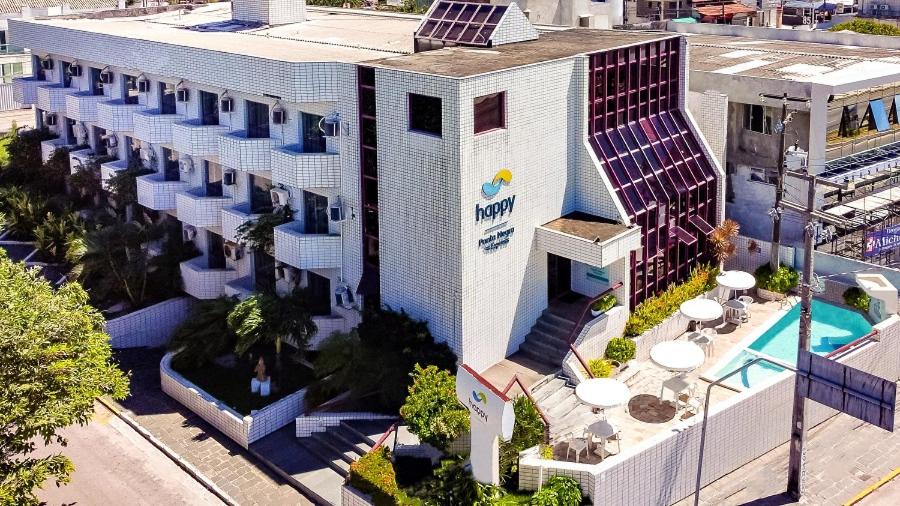 una vista aérea de un hotel con piscina en Happy Ponta Negra Express, en Natal