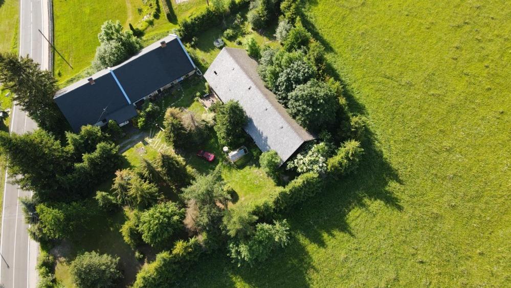 una vista aérea de una casa en un campo con árboles en Penzion Na koštěti - pejsci zdarma, en Staré Město