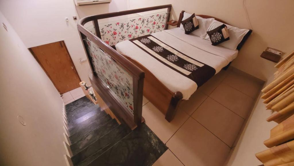 Postel nebo postele na pokoji v ubytování New Jaganmohana Comforts