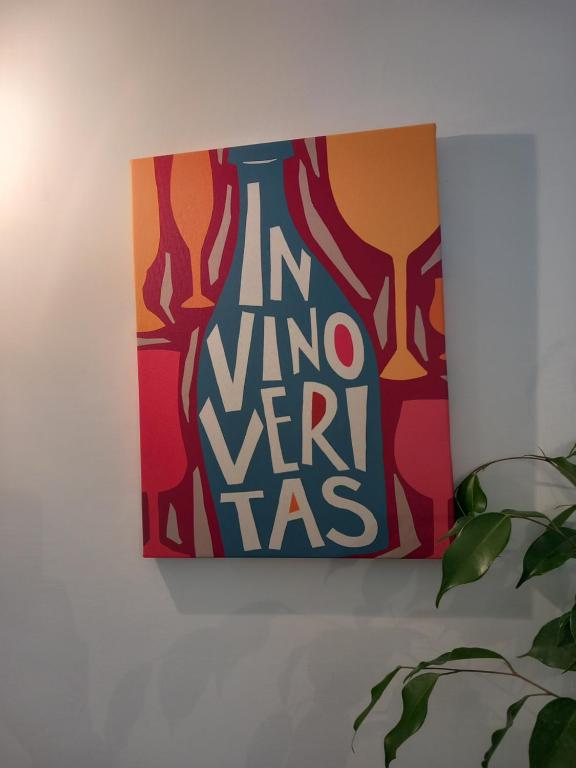 una pintura de una botella en una pared en In Vino Veritas, en Sulmona