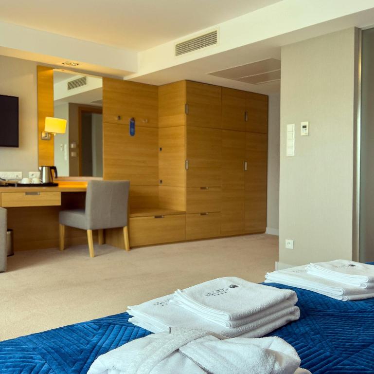 Postel nebo postele na pokoji v ubytování Hotel SKAL Medi SPA & Resort
