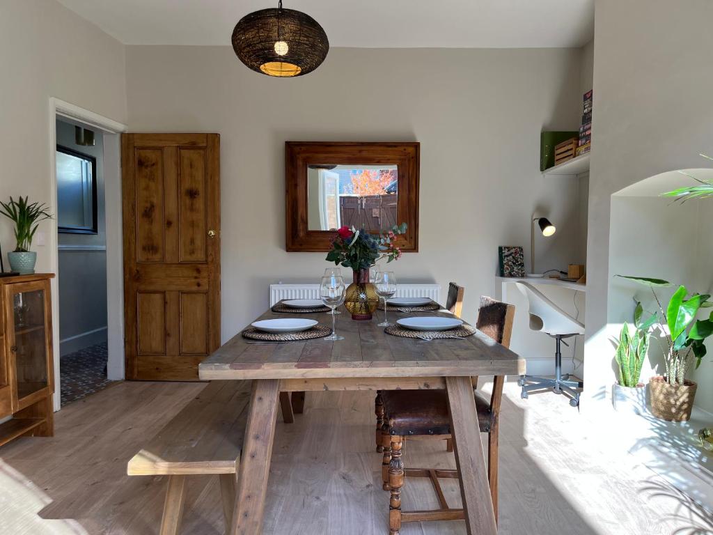 uma sala de jantar com uma mesa de madeira e cadeiras em Beautiful 2 bedroom townhouse. em Darlington
